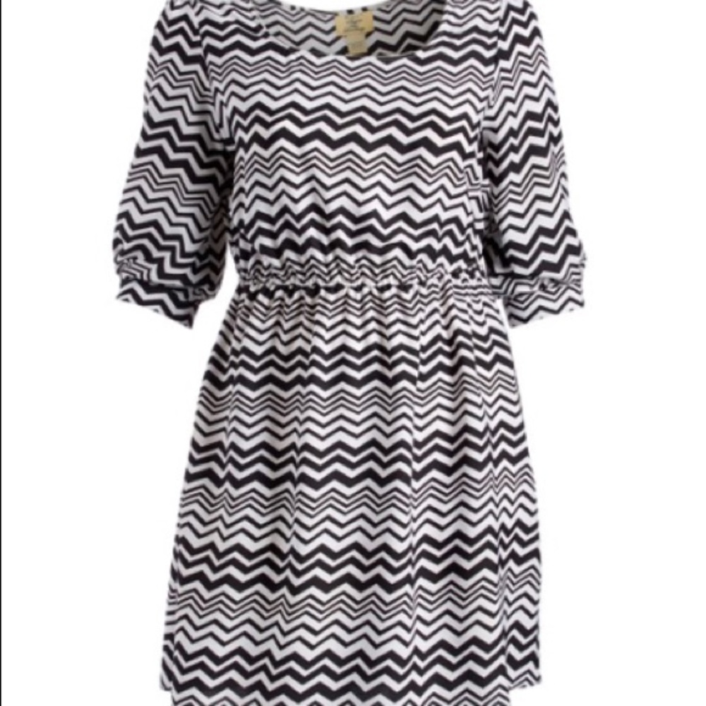 Black and white zigzag blouson dress